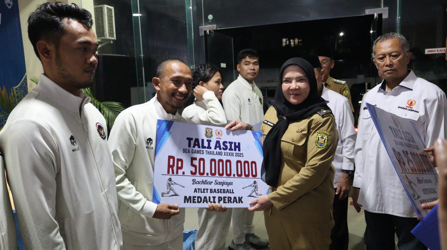 Walikota Eva Serahkan Tali Asih Atlet Peraih Medali SEA Games Thailand 2025