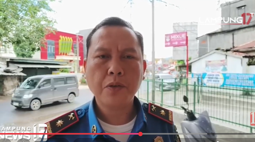 Damkarmat Bandar Lampung Evakuasi Lansia Terjatuh ke Sumur 10 Meter
