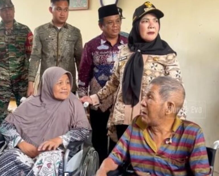 Wali Kota Bandar Lampung Serahkan Bantuan Disabilitas dan Uang Saku bagi Lansia