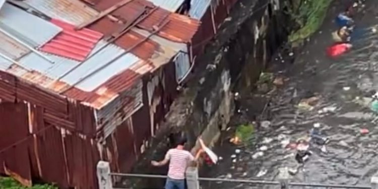 Video Viral Warga Buang Sampah ke Sungai, DLH Siap Telusuri Pelaku