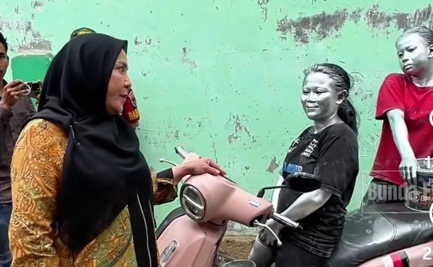 Usai Viral Ditegur Walikota, Dua Perempuan Manusia Silver Kini Dalam Pembinaan Dinsos