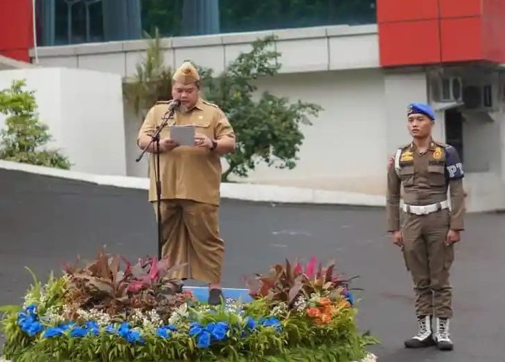 Pimpin Upacara, Asisten III Ajak Pegawai Perkuat Komitmen Gerakan ASRI