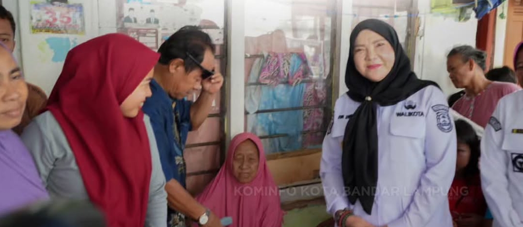 Eva Dwiana Serahkan Alat Bantu Kesehatan kepada Warga Bandar Lampung
