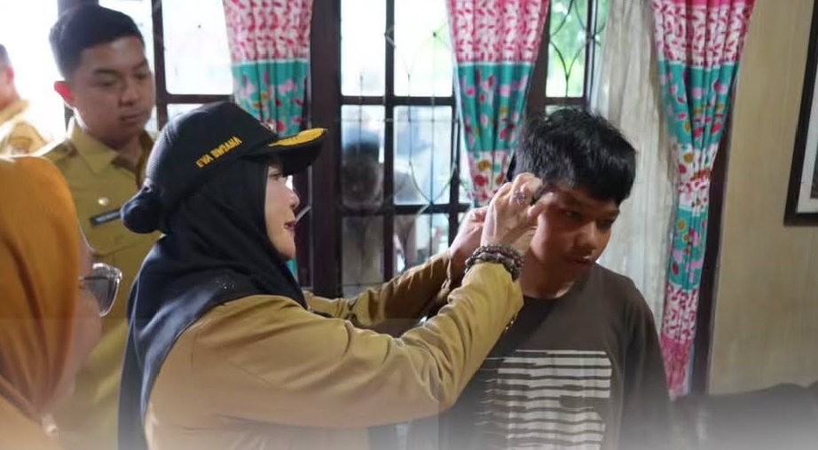 Wali Kota Eva Dwiana Serahkan Bantuan Alat Kesehatan Langsung ke Rumah Warga Kedaton