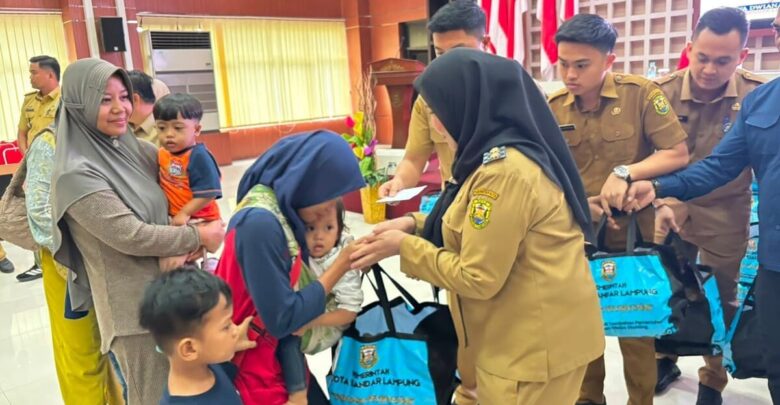 Tekan Stunting, Eva Dwiana Salurkan 194.400 Telur Gratis untuk 1.080 Keluarga