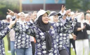 Wali Kota Eva Dwiana Ikuti Senam Bersama dan Penanaman Pohon di Rakernas APEKSI