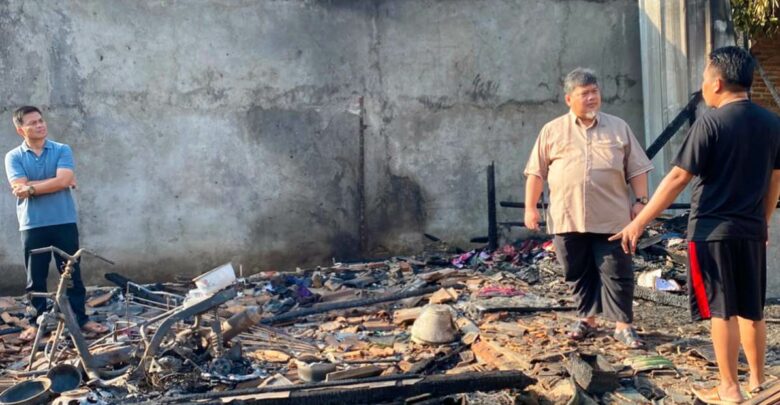 Tangis Kadisdikbud Pecah di Rumah Siswa SMPN 22 Ludes Terbakar
