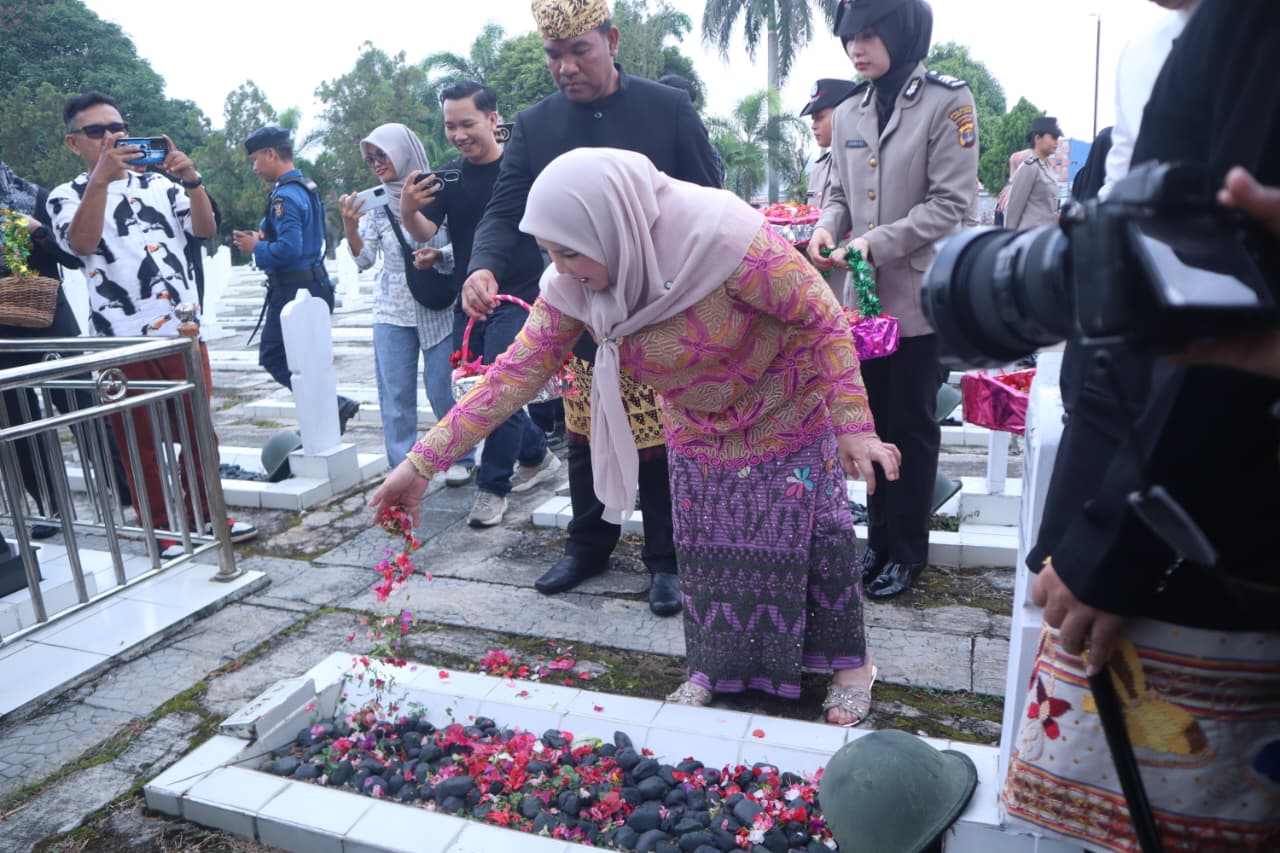 HUT ke-344 Bandar Lampung, Eva Dwiana Ziarah ke Taman Makam Pahlawan