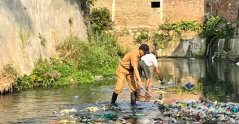 24 Petugas DLH Bandar Lampung Sisir Sungai Setiap Hari